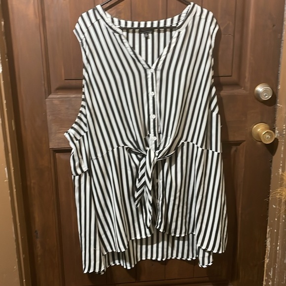 Torrid Black and White Sleeveless Tie Front Blouse size 5 - Picture 4 of 8